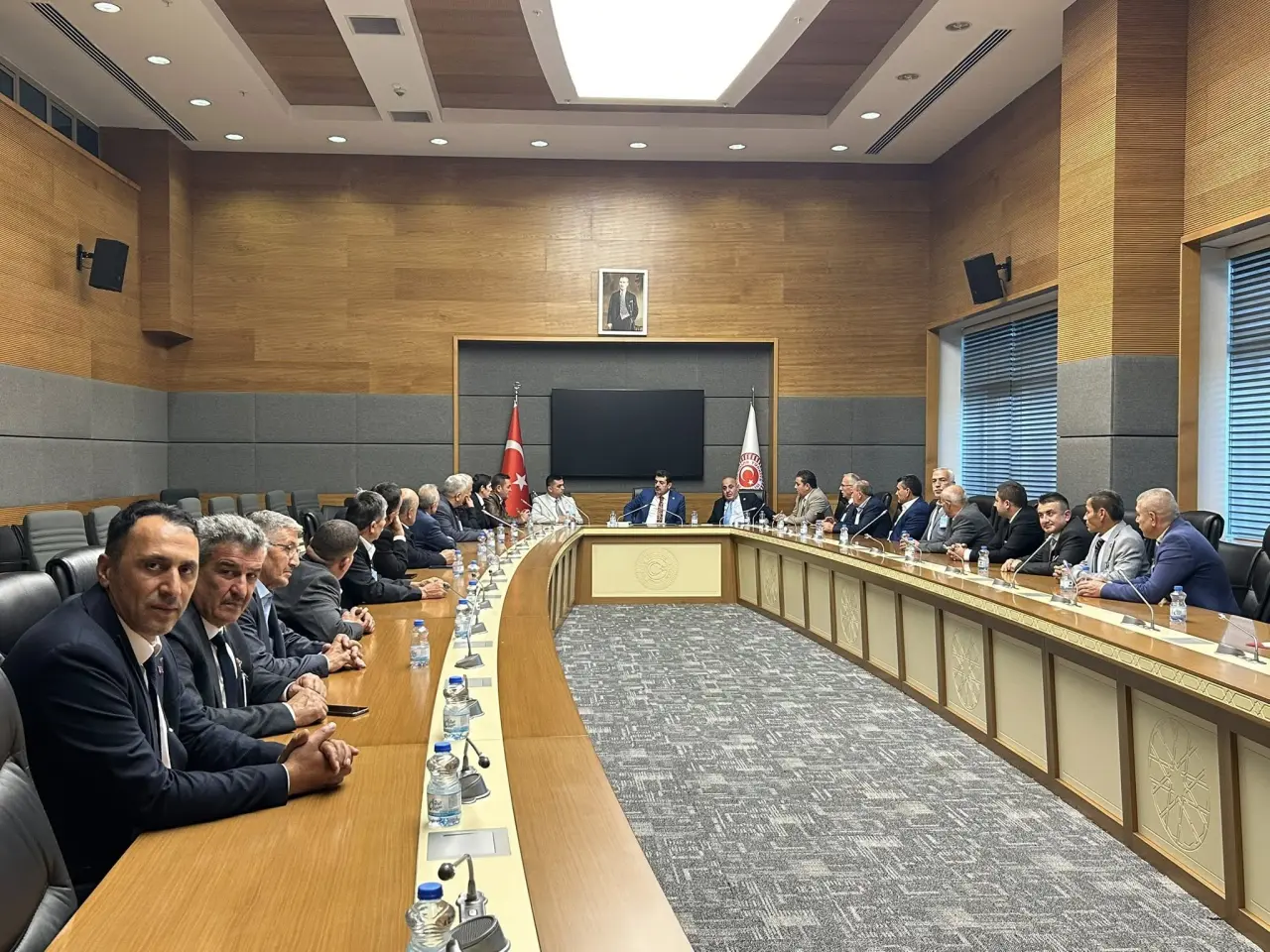 kürsü ve yazı görseli olabilir