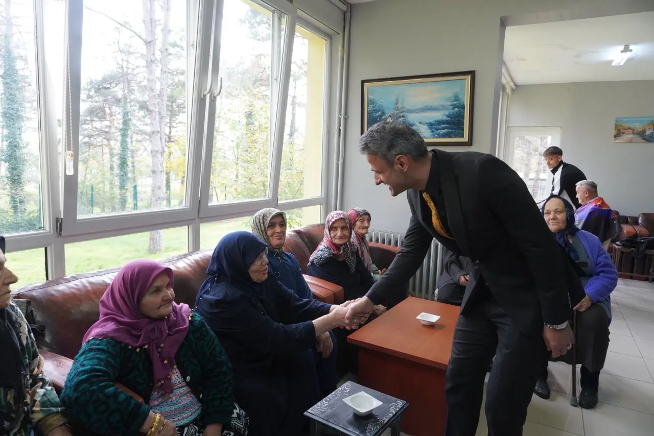 bir veya daha fazla kişi ve ders çalışan insanlar görseli olabilir