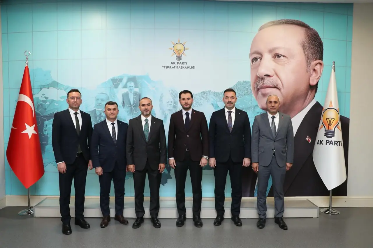 şunu diyen bir yazı 'V K PARTI TEŞKİLAT BASKANLIGI TESKLATBARANLICI LIGI V lay AKPARTI AK PARTI -' görseli olabilir