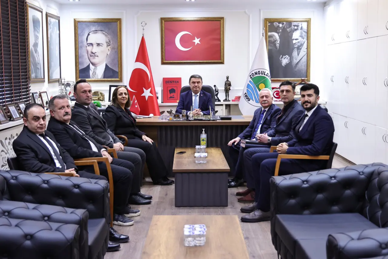 bir veya daha fazla kişi ve şunu diyen bir yazı 'C* DESTAN ZONGULO 無湯' görseli olabilir