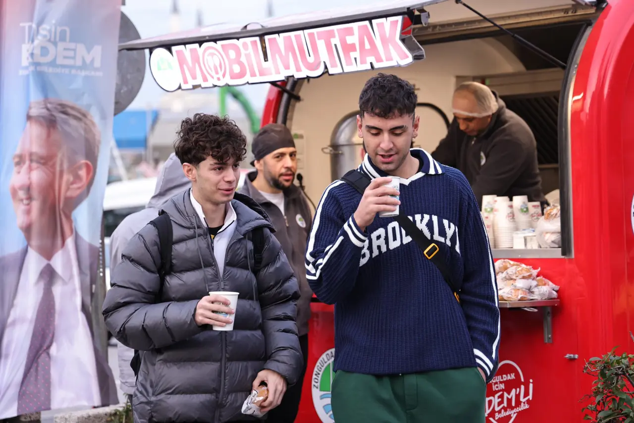 bir veya daha fazla kişi ve yazı görseli olabilir