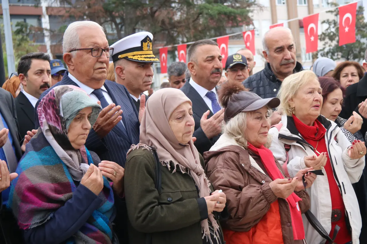 bir veya daha fazla kişi ve yazı görseli olabilir