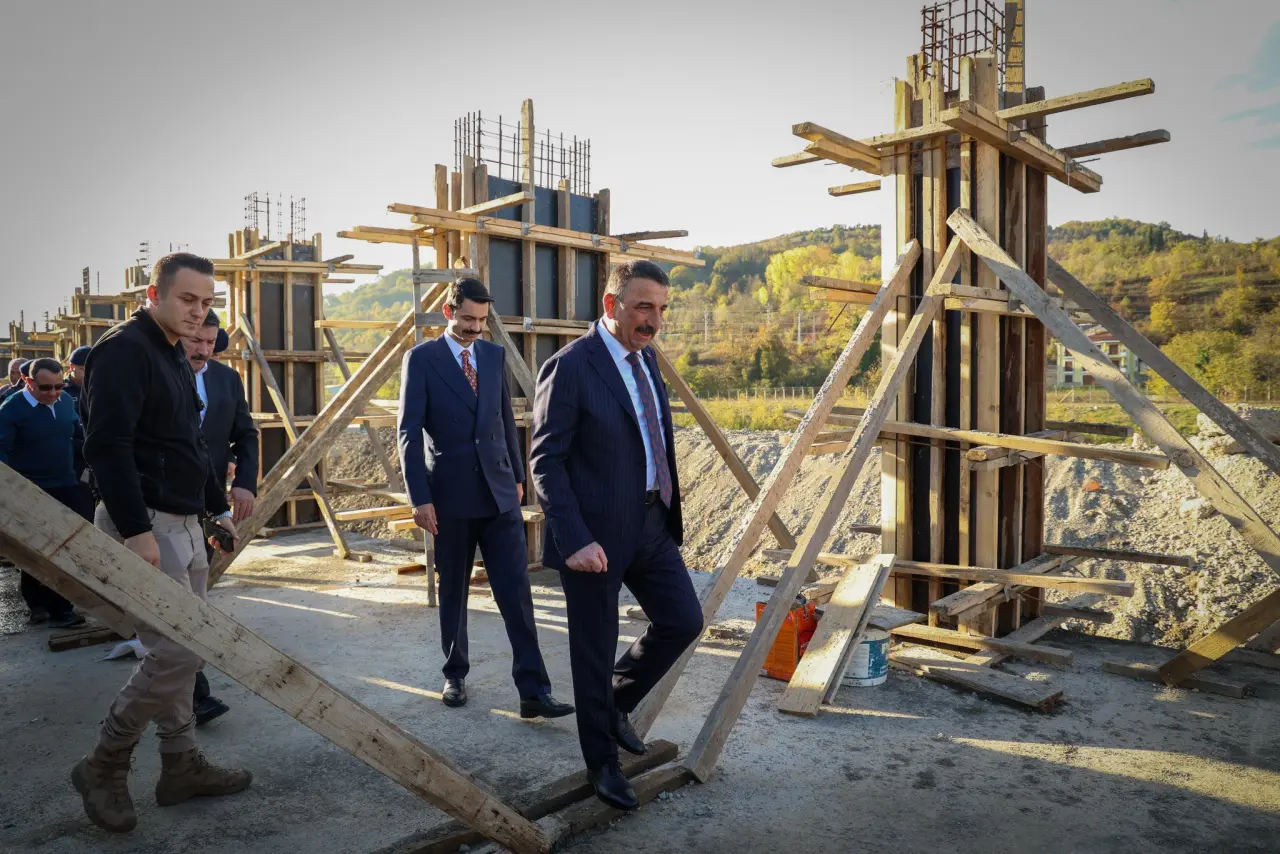 takım elbise görseli olabilir