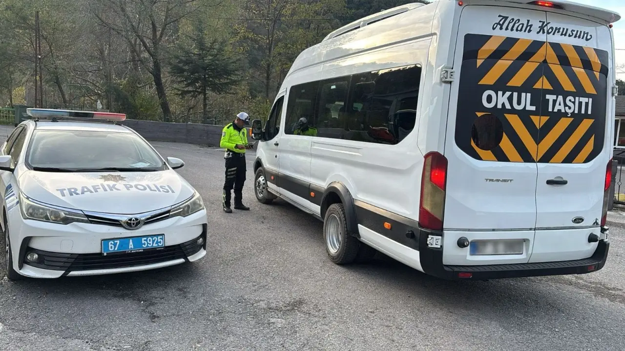 ‎van, ambulans ve ‎şunu diyen bir yazı '‎Allah KpMuu អត יותול OKUL TAȘITI V THLAANOIT TRAFIK TRAFIKPOLISI POLISI 67 5925 RE‎'‎‎ görseli olabilir