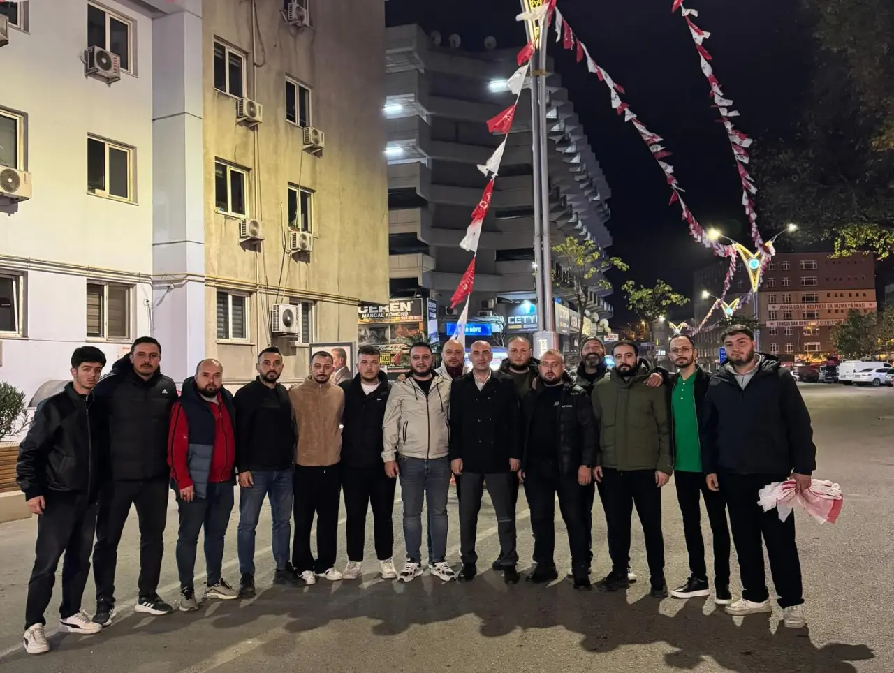 bir veya daha fazla kişi ve yazı görseli olabilir