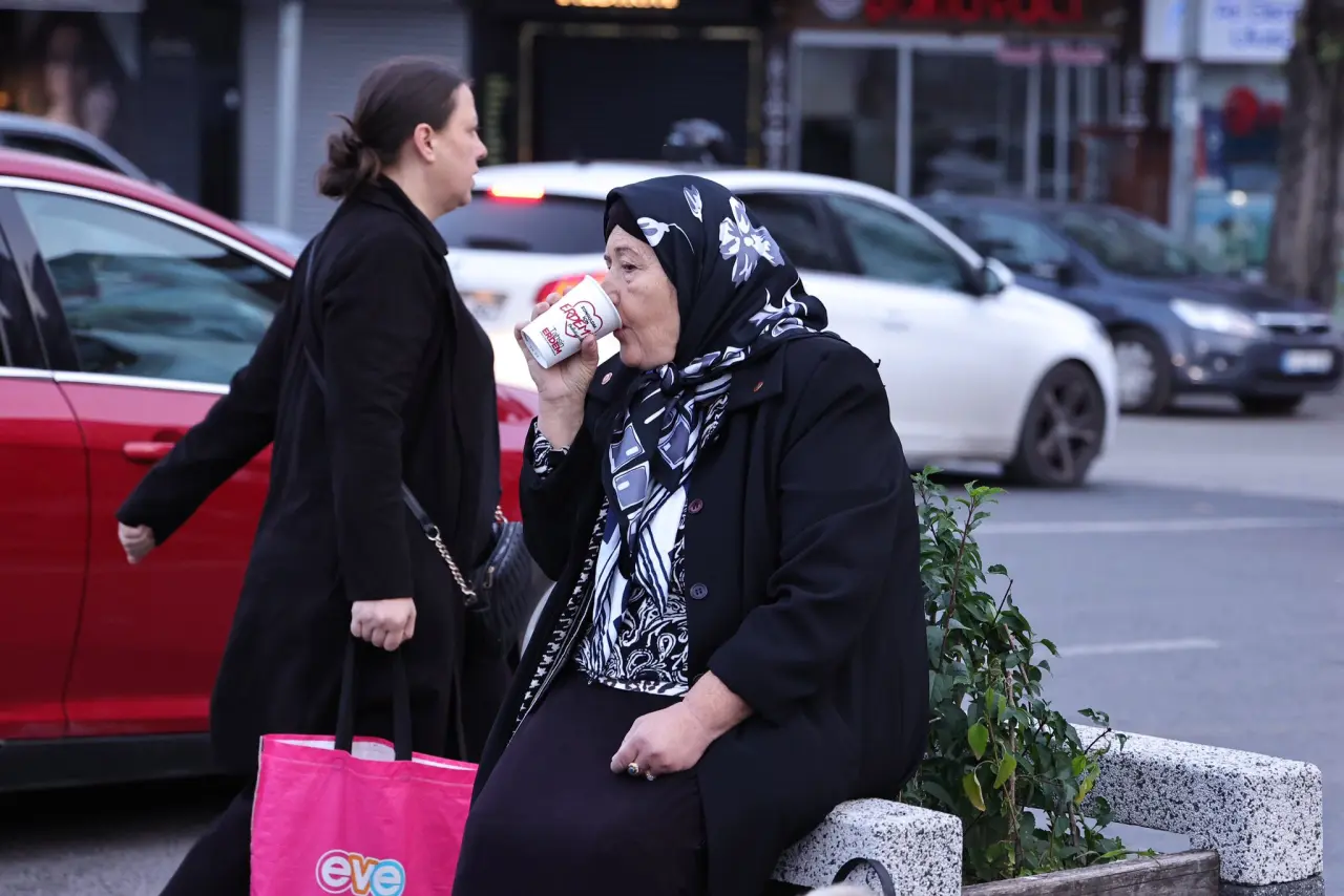 bir veya daha fazla kişi, sokak ve yazı görseli olabilir