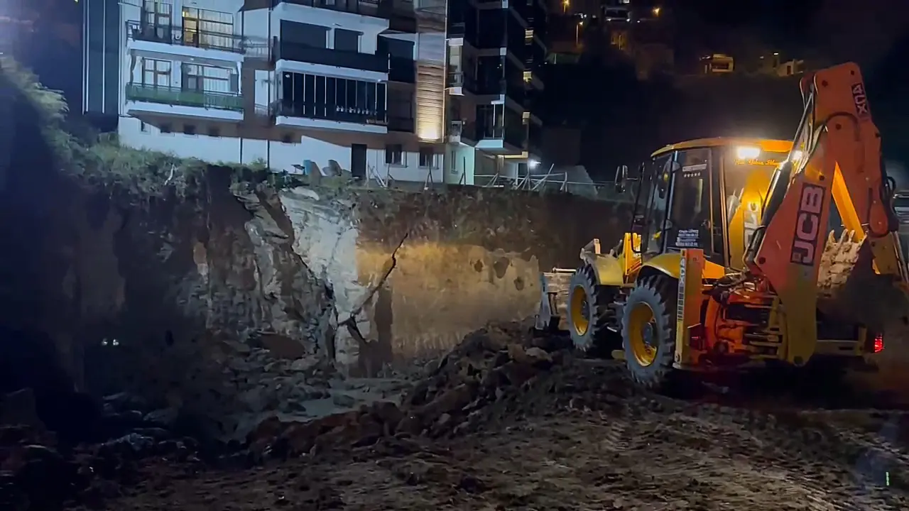 Bartın'ın Amasra ilçesinde bir inşaat alanında gece saatlerinde göçük meydana geldi. Yaşanan olayda can kaybı yada yaralanan olmazken, çevredeki bir apartmanda yaşayanlar tahliye edildi. 