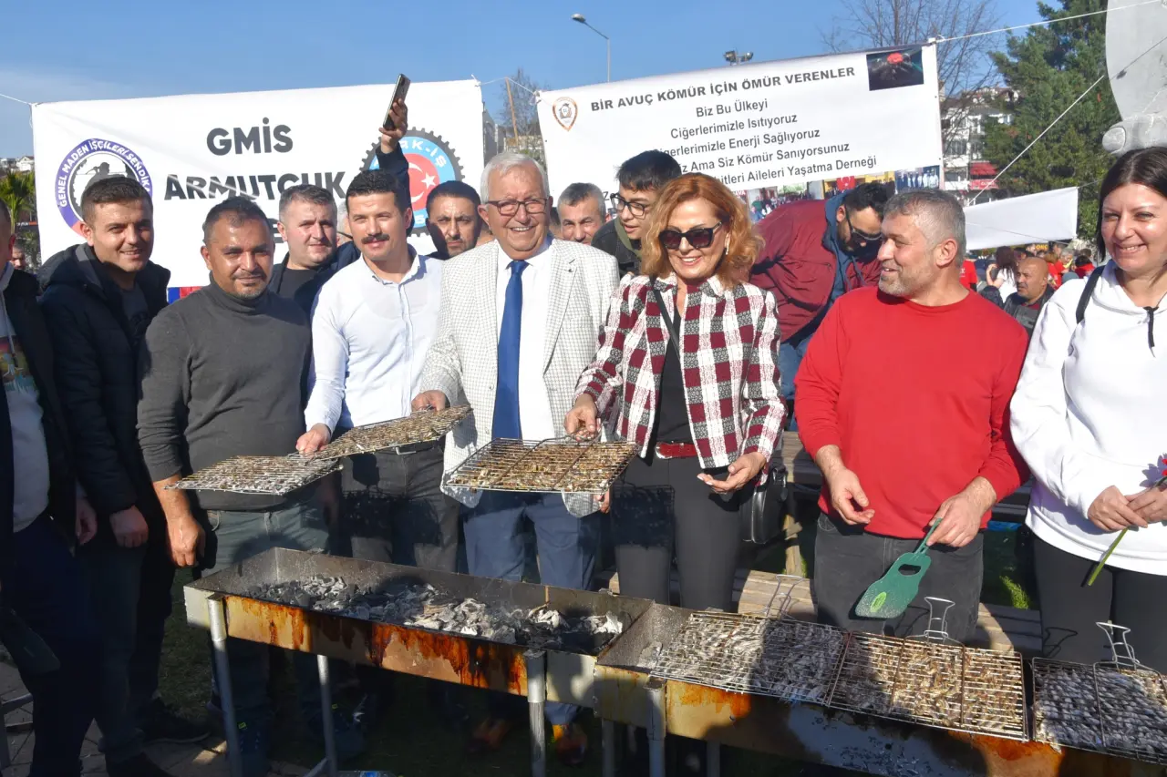 şunu diyen bir yazı 'วนรันรันาาน ARMUITCUK GMIS K.te BİR AVUÇ KÖMÜR İÇİN OMÜR VERENLER Ülkeyi Ciğerlerimizle Isıtıyoruz erlerimizle Kömür Kömürs Enerji Sağlıyoruz Sanıyorsunuz ZAma tleri Aileleri Yaşatma Derneği U 111ち代' görseli olabilir