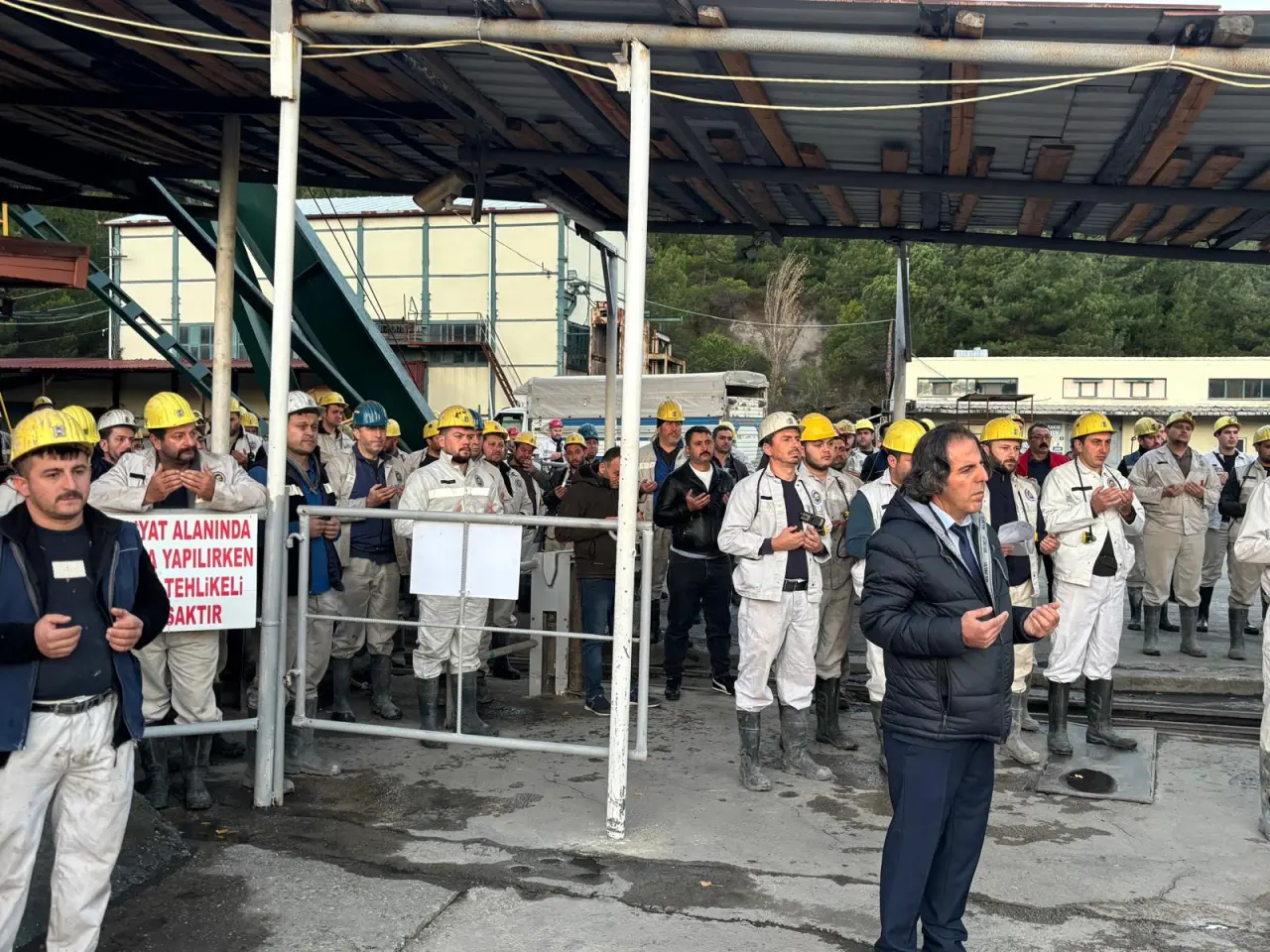 ambulans, tren ve şunu diyen bir yazı '세어 YAT ALANINDA YAPILIRKEN TEHLİKELİ SAKTIR' görseli olabilir