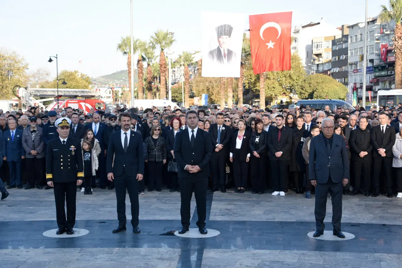 bir veya daha fazla kişi ve yazı görseli olabilir