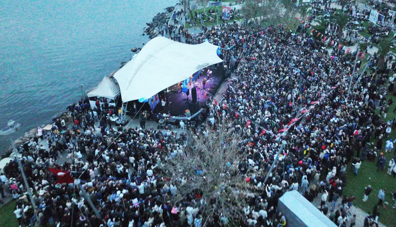 kalabalık görseli olabilir