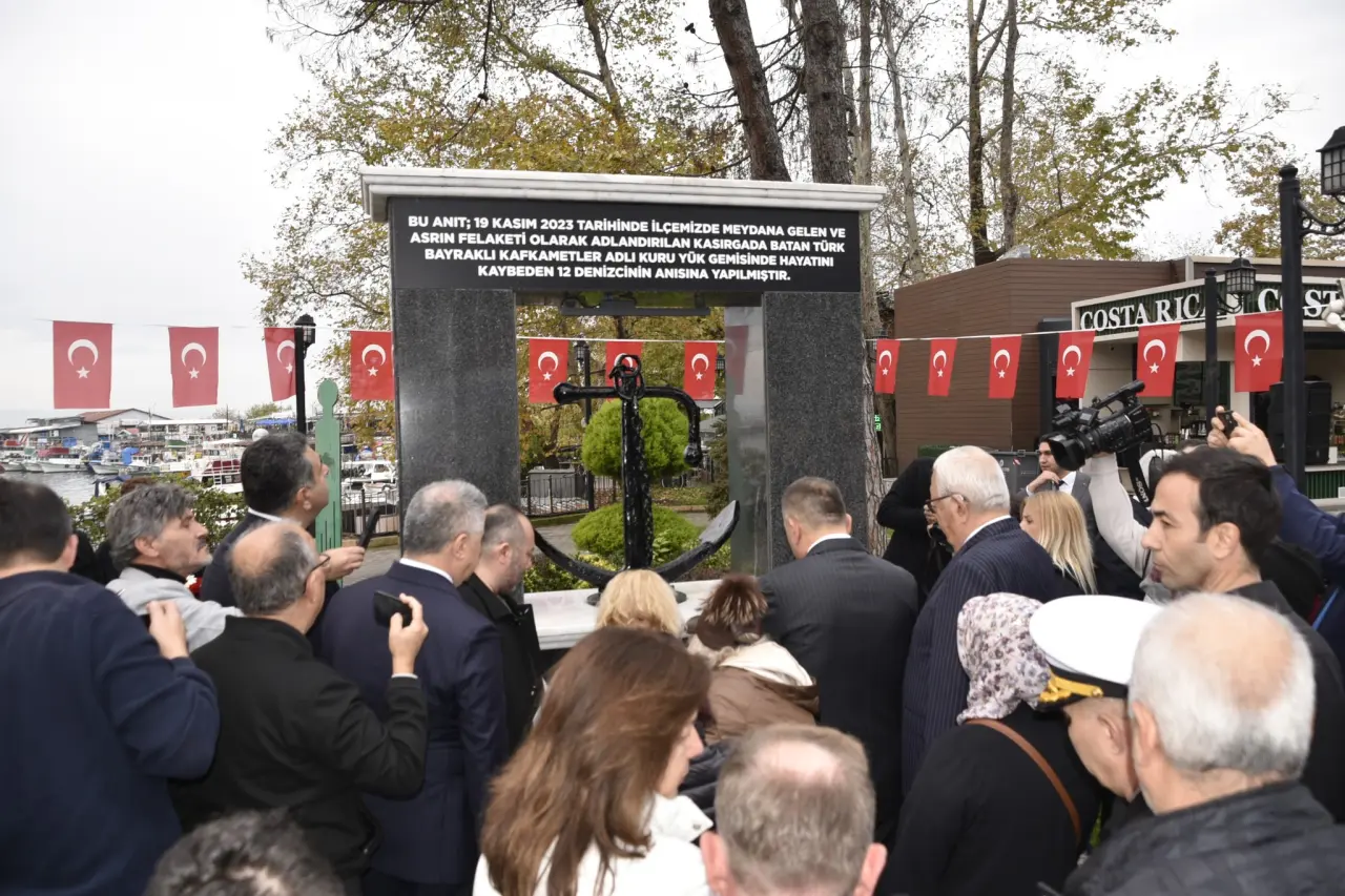 bir veya daha fazla kişi, kalabalık ve şunu diyen bir yazı 'BU ANIT:1 KASIM 2023 TARİHİNDE İLÇEMİZDE MEYDANA GELEN VE ASRIN WUAMTBRKASMEAAEA DLANDIRILA LANDIRILAI KASIRGADA TANTÜRK ÜRK RK FELAKETİ OLARAK BAYRAKLI KAFKAMETLER KURUY GEMİSİNDE HAYATINI KAYBEDEN DENİZCİNİN ANISINA YAPILMIŞTIR. YAPILM COSTA COSTARIC RIC 전화 保防劇！' görseli olabilir