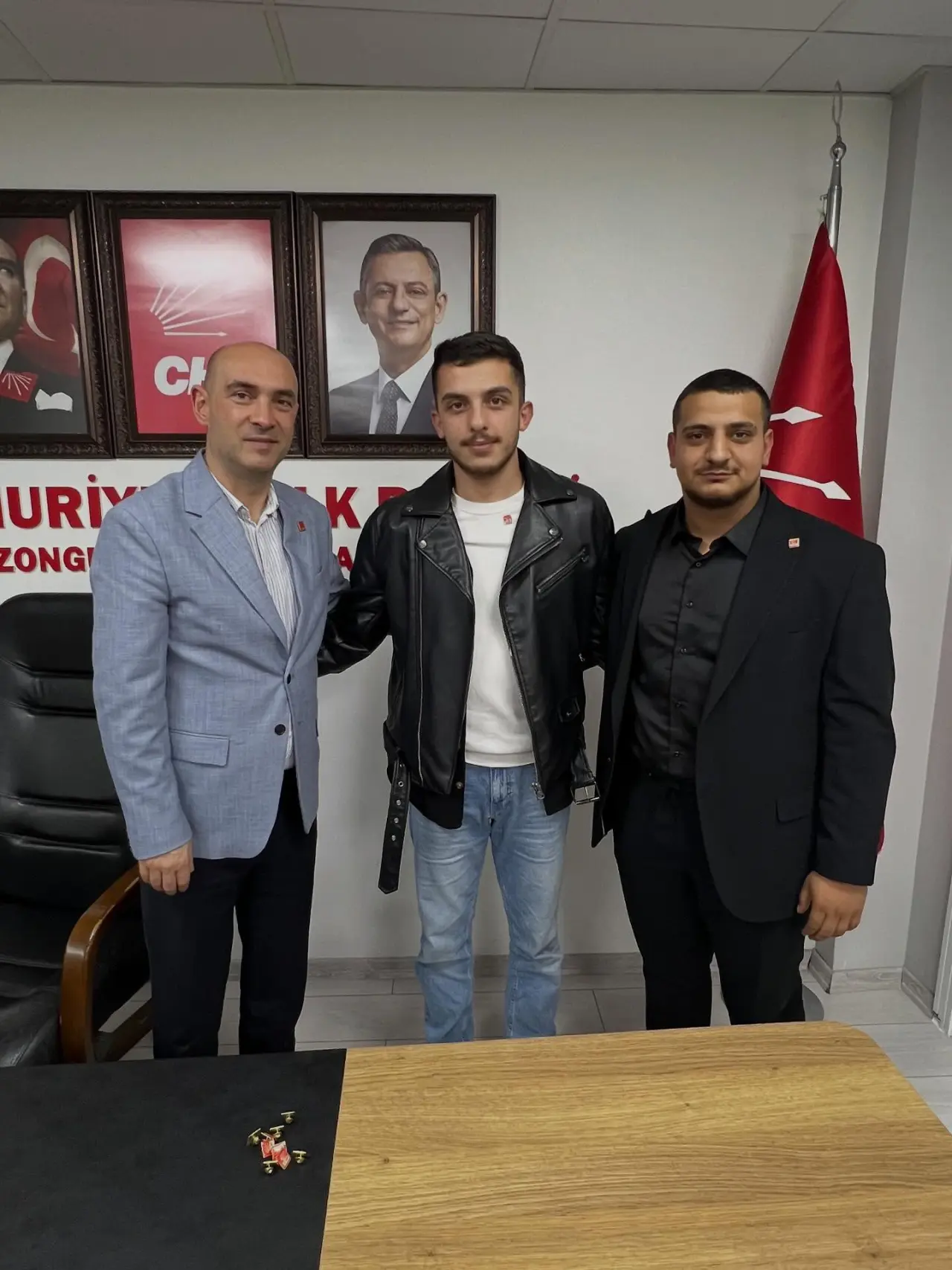 bir veya daha fazla kişi ve şunu diyen bir yazı 'C URİ ZONG!' görseli olabilir