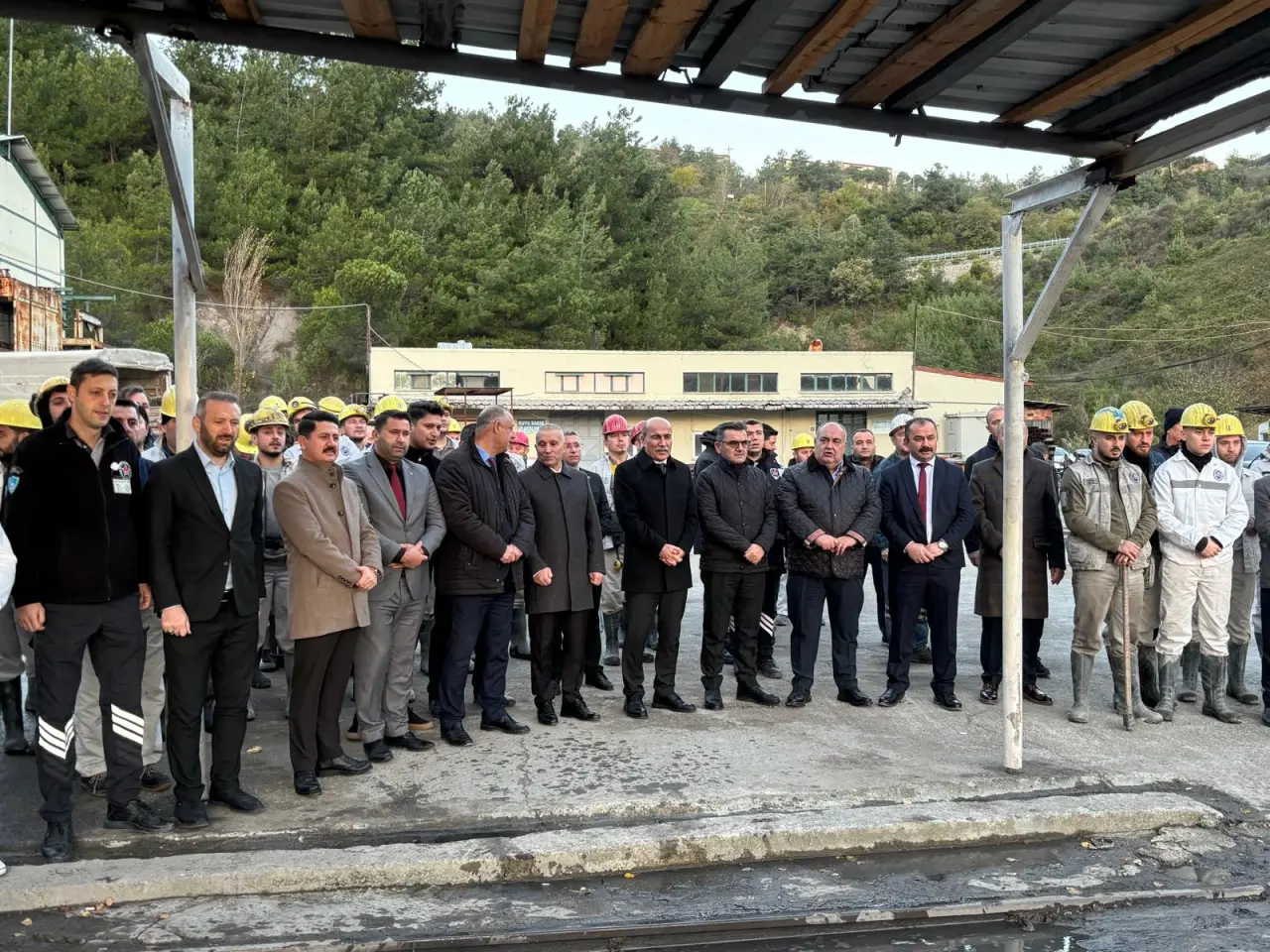 tren ve yazı görseli olabilir