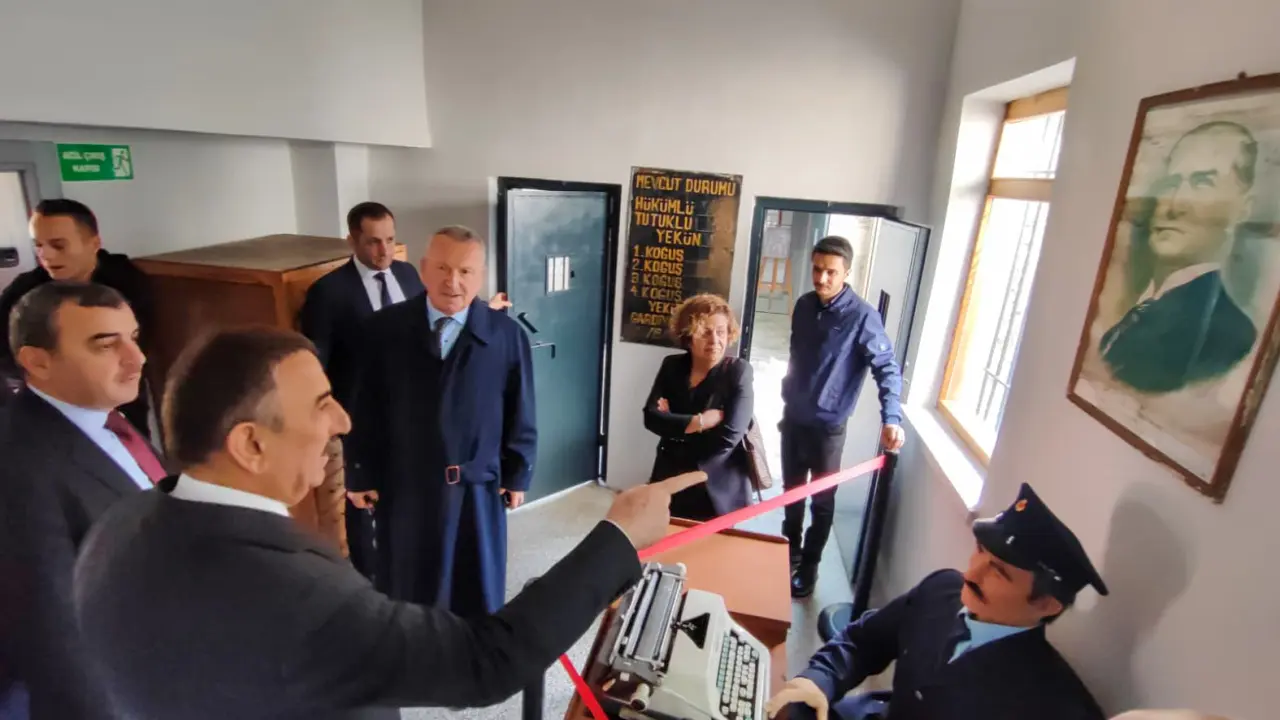 ‎şunu diyen bir yazı '‎ME CUT DURUHU HüKUMLU TUTUKLU YEKÜN OGUS KOCUS प م‎'‎ görseli olabilir