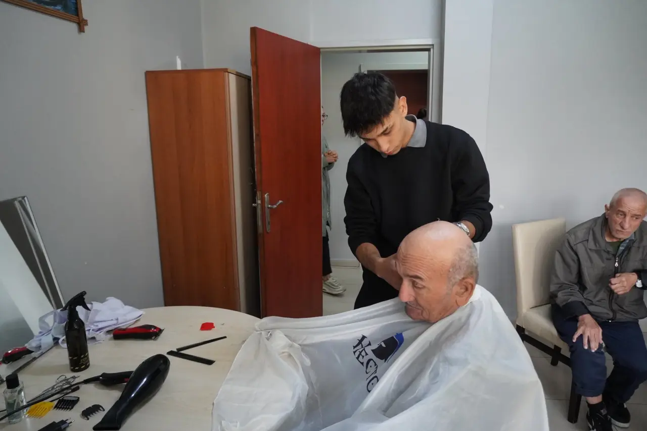 bir veya daha fazla kişi ve hastane görseli olabilir