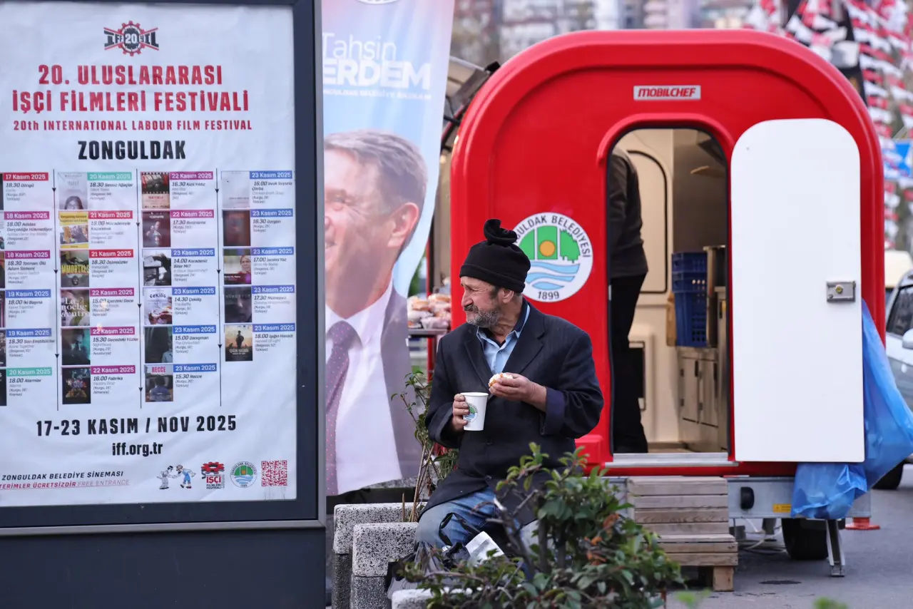 bir veya daha fazla kişi, gazete bayisi ve yazı görseli olabilir