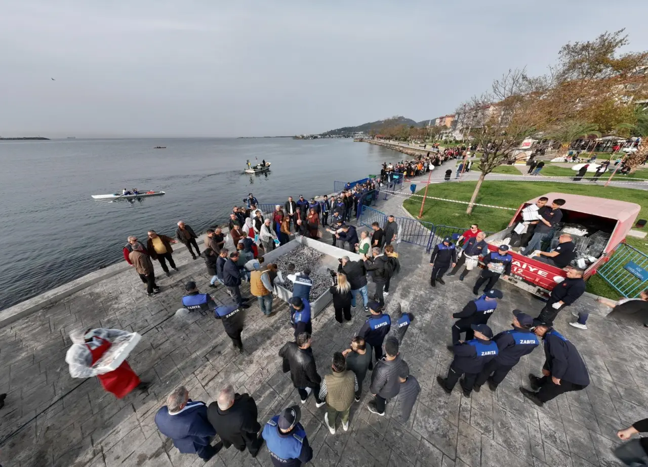 kalabalık ve yazı görseli olabilir