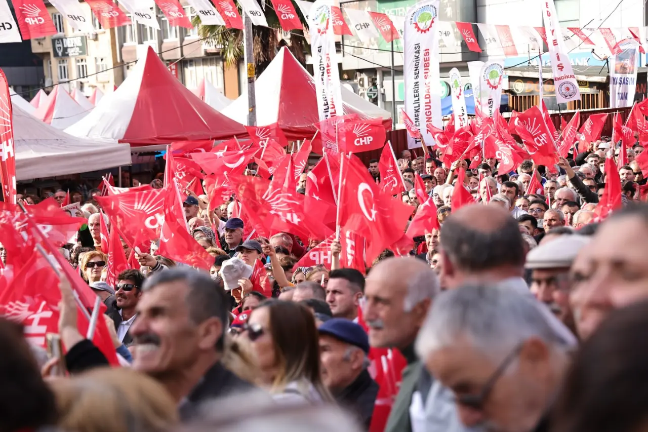 bir veya daha fazla kişi, kalabalık ve yazı görseli olabilir