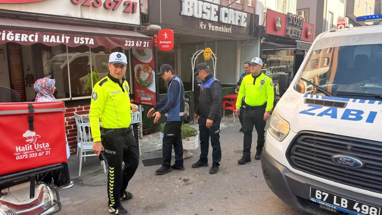 ambulans ve şunu diyen bir yazı '100721 21 İĞERCİ HALİT USTA 323 67 21 文 jbekuped 耐団長 BUSECAFE Ev Yemekleri POLIS ACIL . POLIS Peusta วดม এ Halit HalitUsta Usta 0372 323 67 67 72 21 JAMU TRAFK ZABI Go Toned Fid 67LB AMOTOA 67LB498 67 LB 498 AEMAOT' görseli olabilir