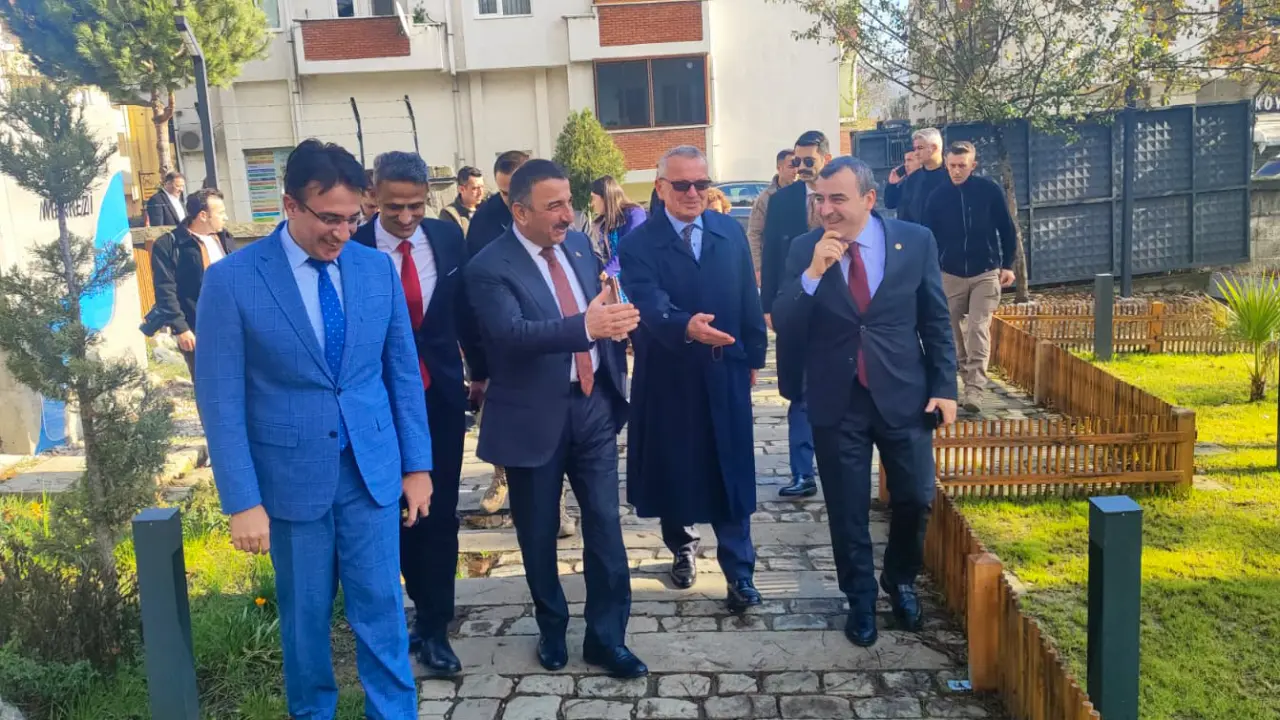 bir veya daha fazla kişi görseli olabilir