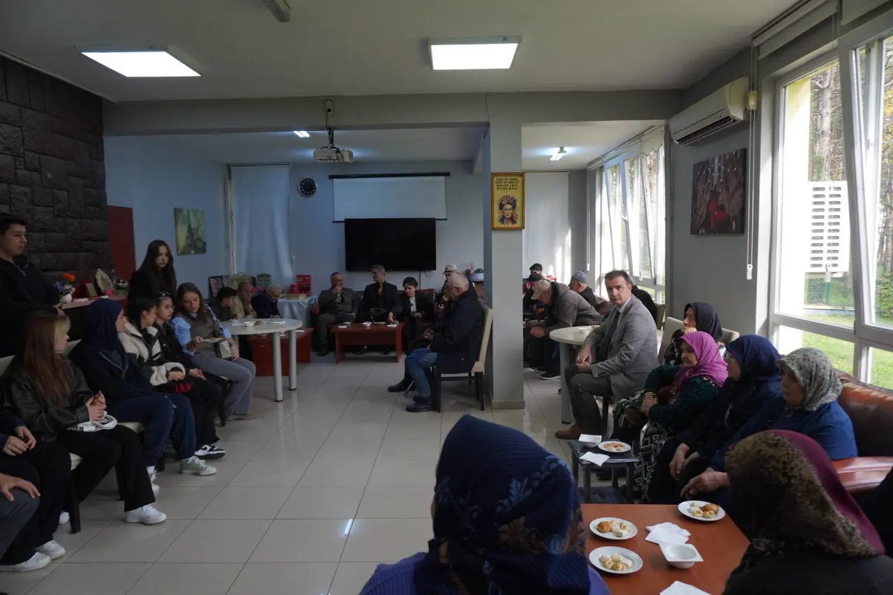 bir veya daha fazla kişi, gülümseyen insanlar, ders çalışan insanlar, masa ve hastane görseli olabilir