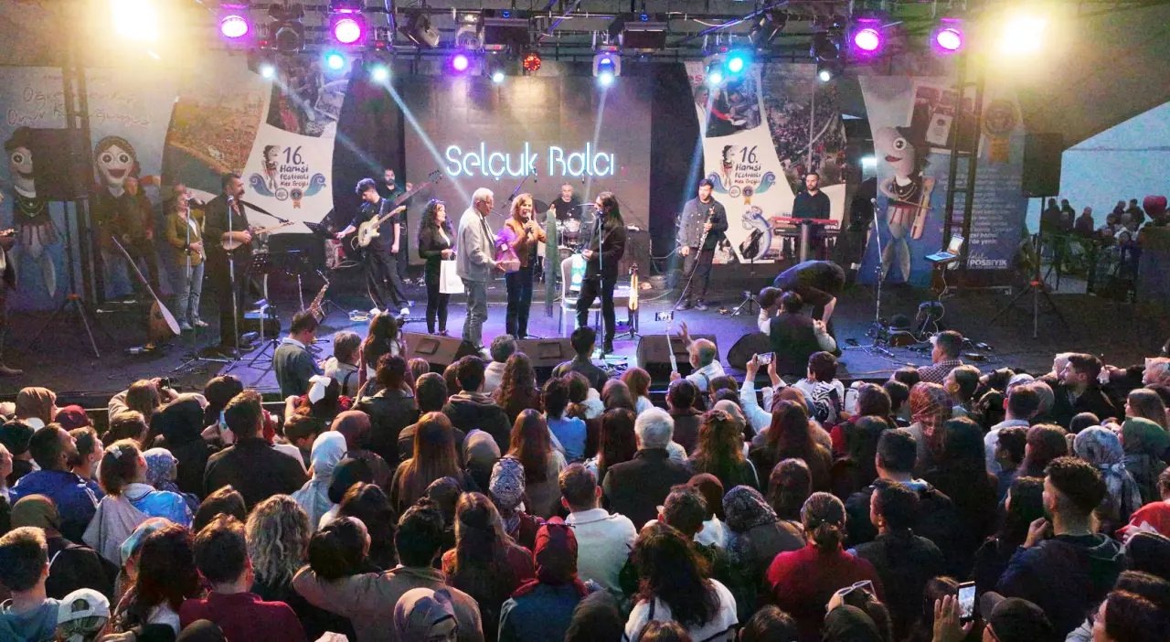 bir veya daha fazla kişi, akordeon, hoparlör, keman ve kalabalık görseli olabilir