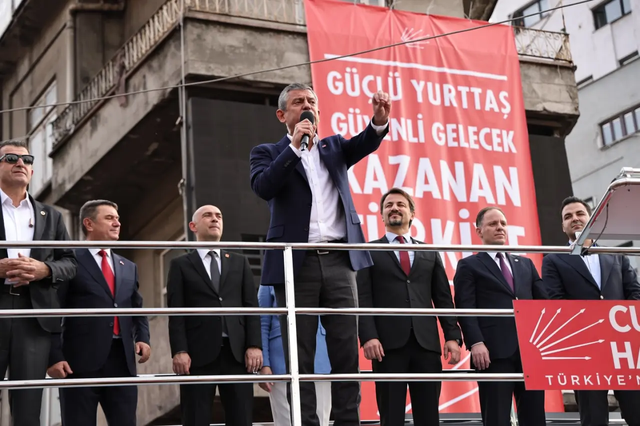 bir veya daha fazla kişi ve şunu diyen bir yazı 'GÜCLÜ 인생 YURTTAŞ GÜUNLİ Gü NLI GELECEK AZANAN lvif sui C C ( Η TÜRKİYE'' görseli olabilir