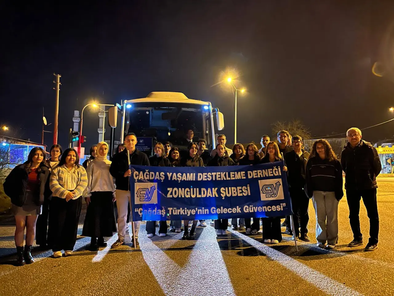 ışık, kalabalık ve yazı görseli olabilir