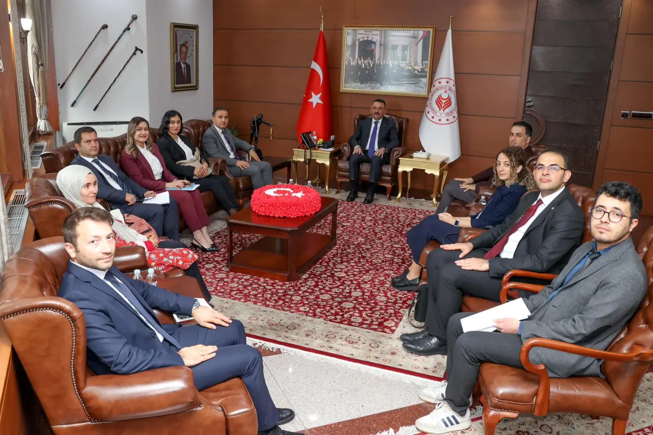 bir veya daha fazla kişi, Oval Ofis ve haber odası görseli olabilir