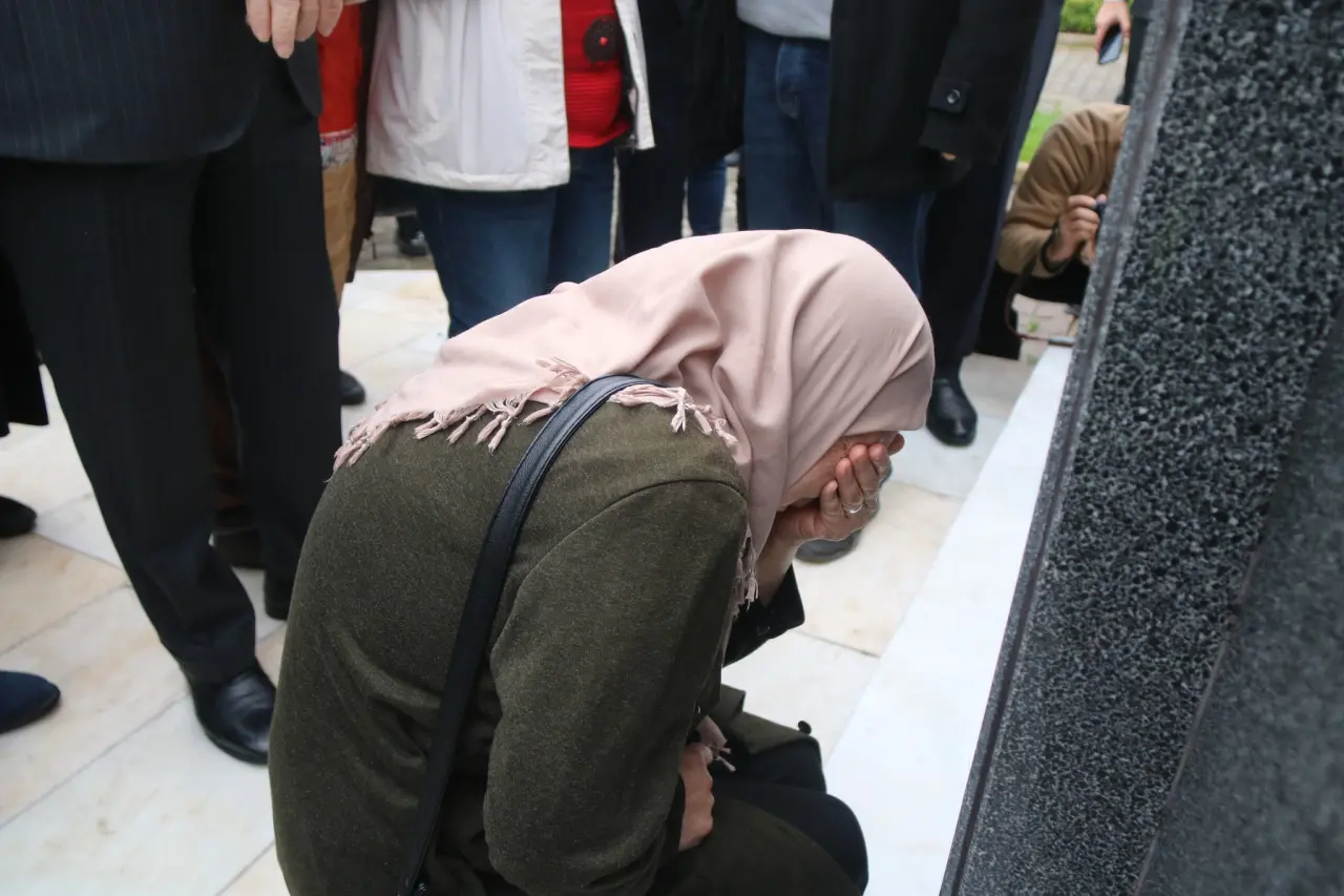 bir veya daha fazla kişi ve Ağlama Duvarı görseli olabilir