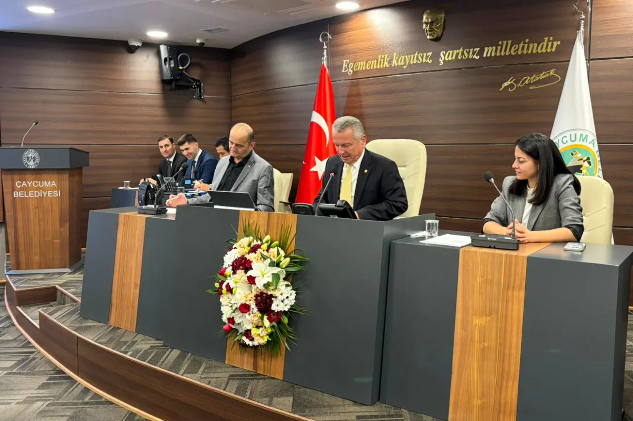 bir veya daha fazla kişi, haber odası, kürsü ve şunu diyen bir yazı 'Egemenlik kayıtsız şartsız milletindir oS atotag atsts ÇAYCUMA BELEDİYESİ CUMA RU' görseli olabilir