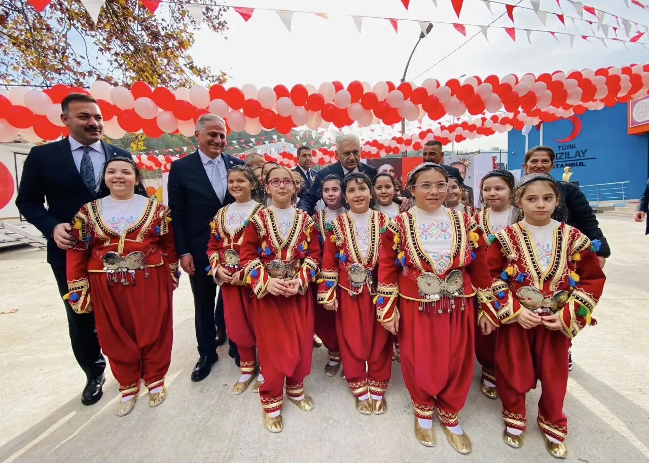 bir veya daha fazla kişi ve yazı görseli olabilir