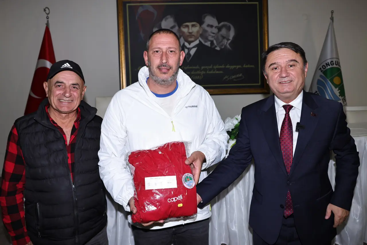 bir veya daha fazla kişi ve yazı görseli olabilir