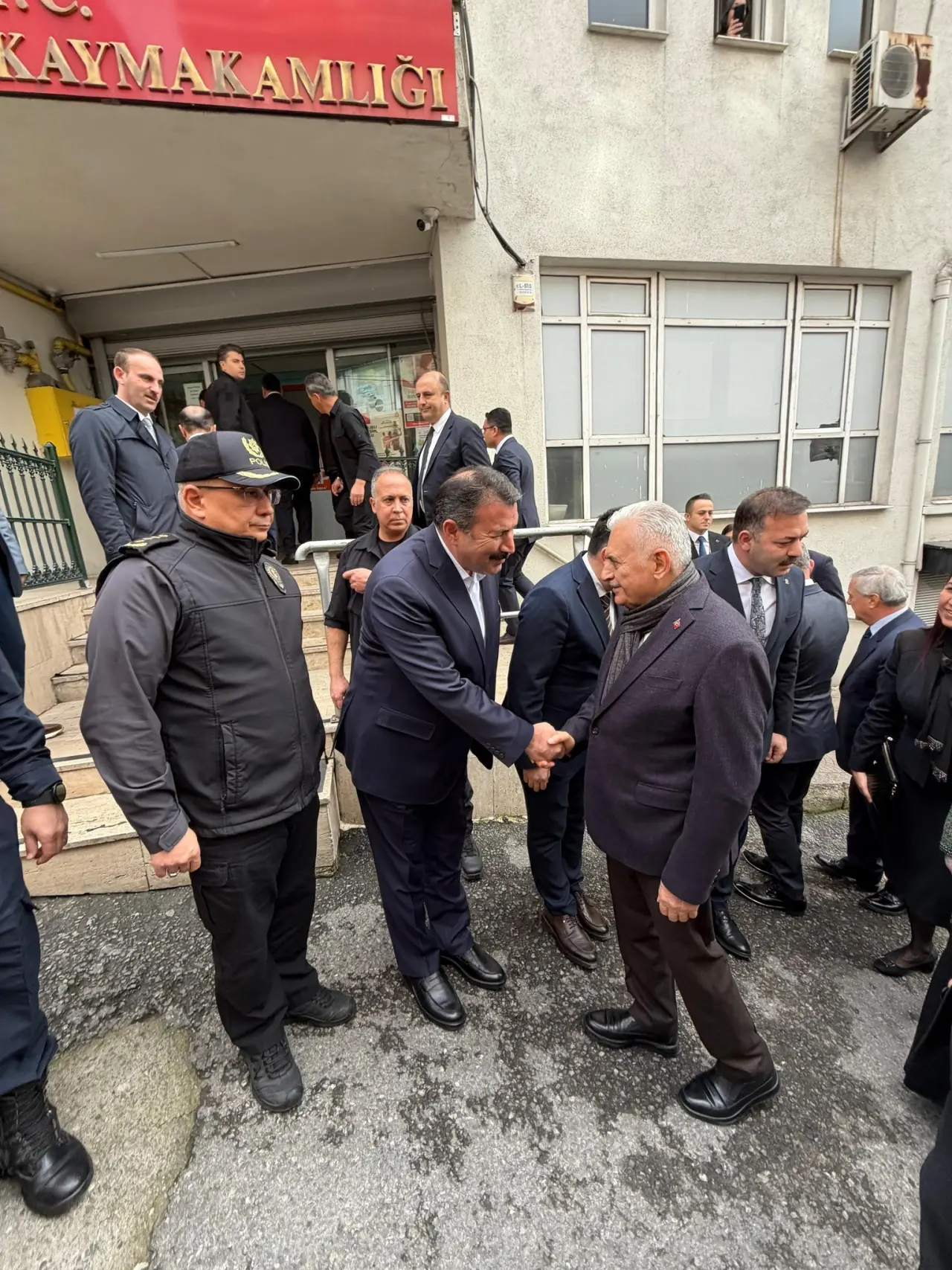 bir veya daha fazla kişi ve şunu diyen bir yazı 'SAYMAKAMLIĞI AMLIĞI AYMAK' görseli olabilir