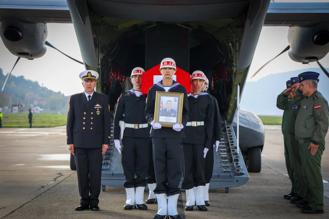 helikopter ve şunu diyen bir yazı 'S.i2 8.12 ASK2 圖' görseli olabilir