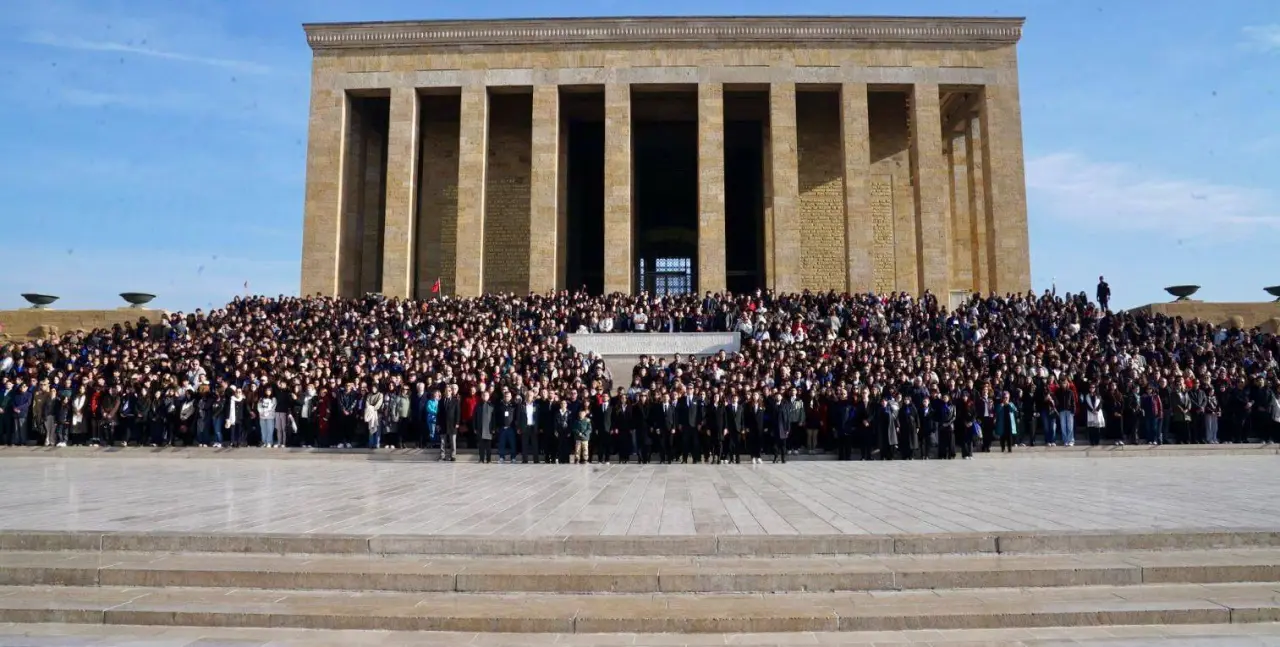 Brandenburg Kapısı, kalabalık, Partenon ve yazı görseli olabilir