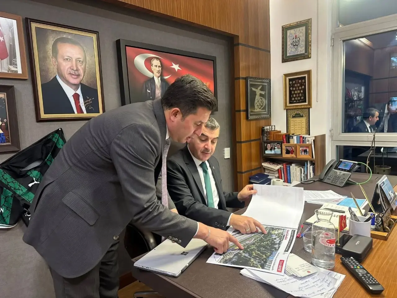 Oval Ofis ve yazı görseli olabilir