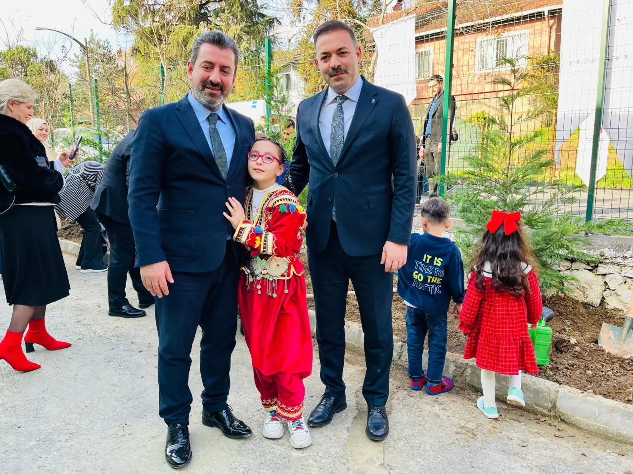 bir veya daha fazla kişi görseli olabilir