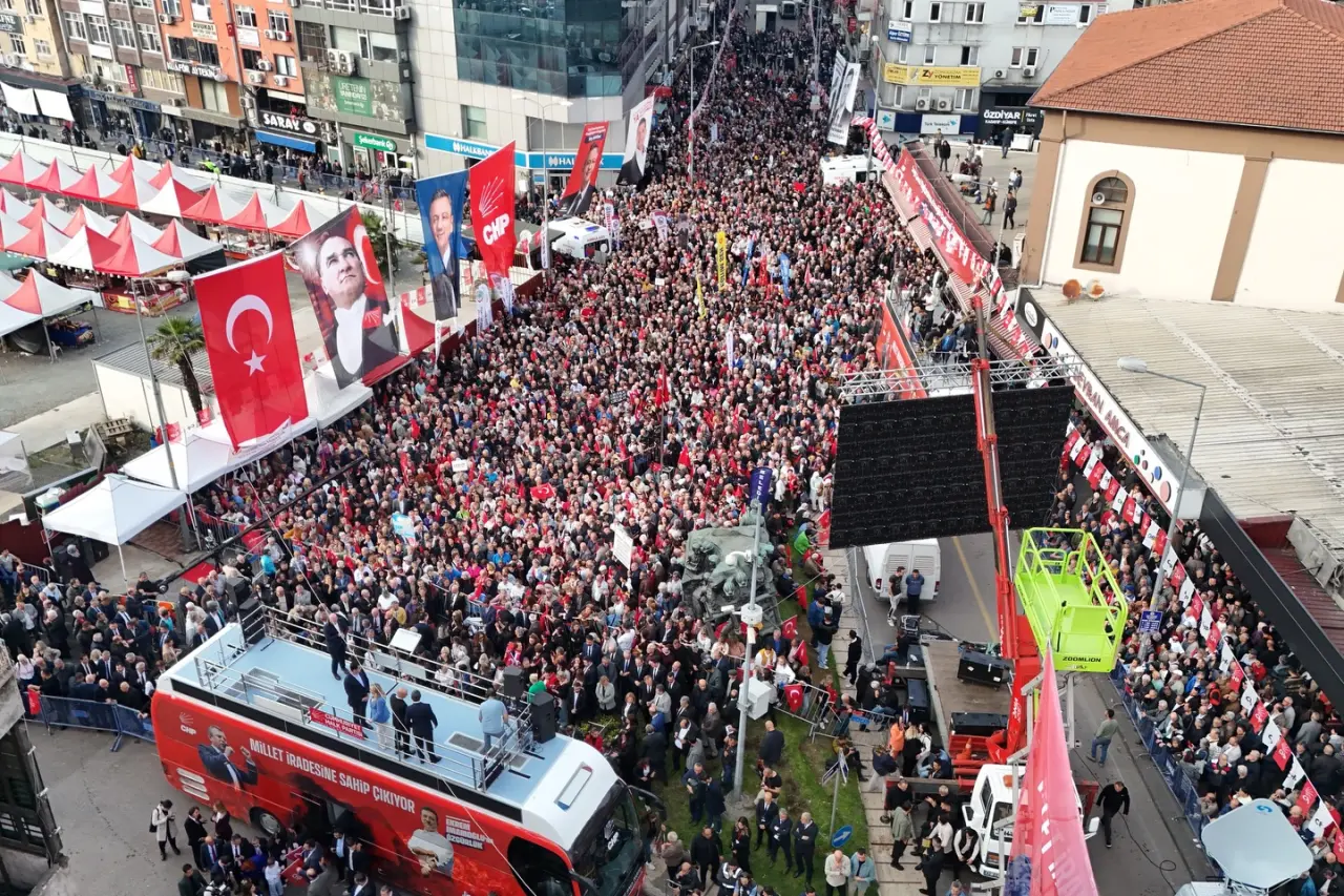 bir veya daha fazla kişi, kalabalık ve yazı görseli olabilir