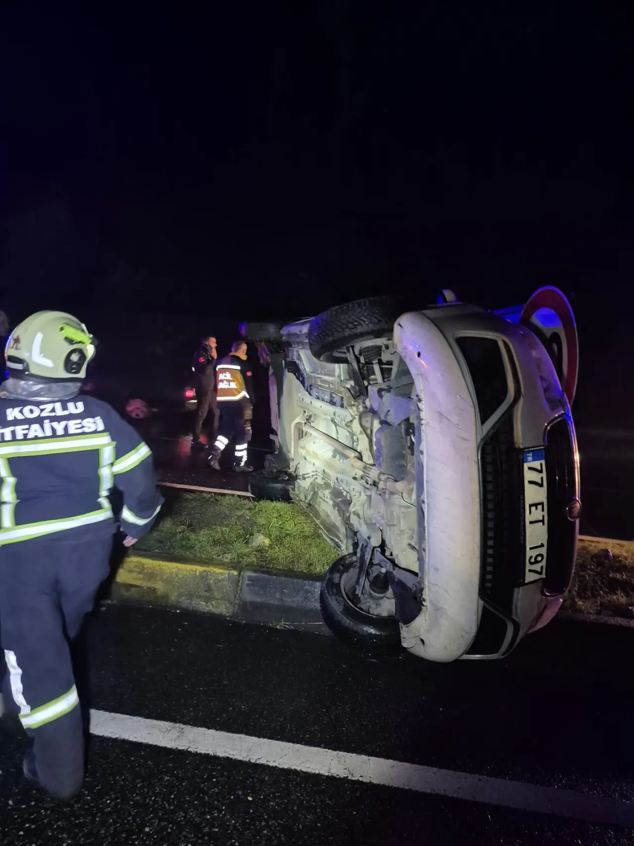 ambulans, araba, yol ve şunu diyen bir yazı 'KOZLU TFAİYESI' görseli olabilir