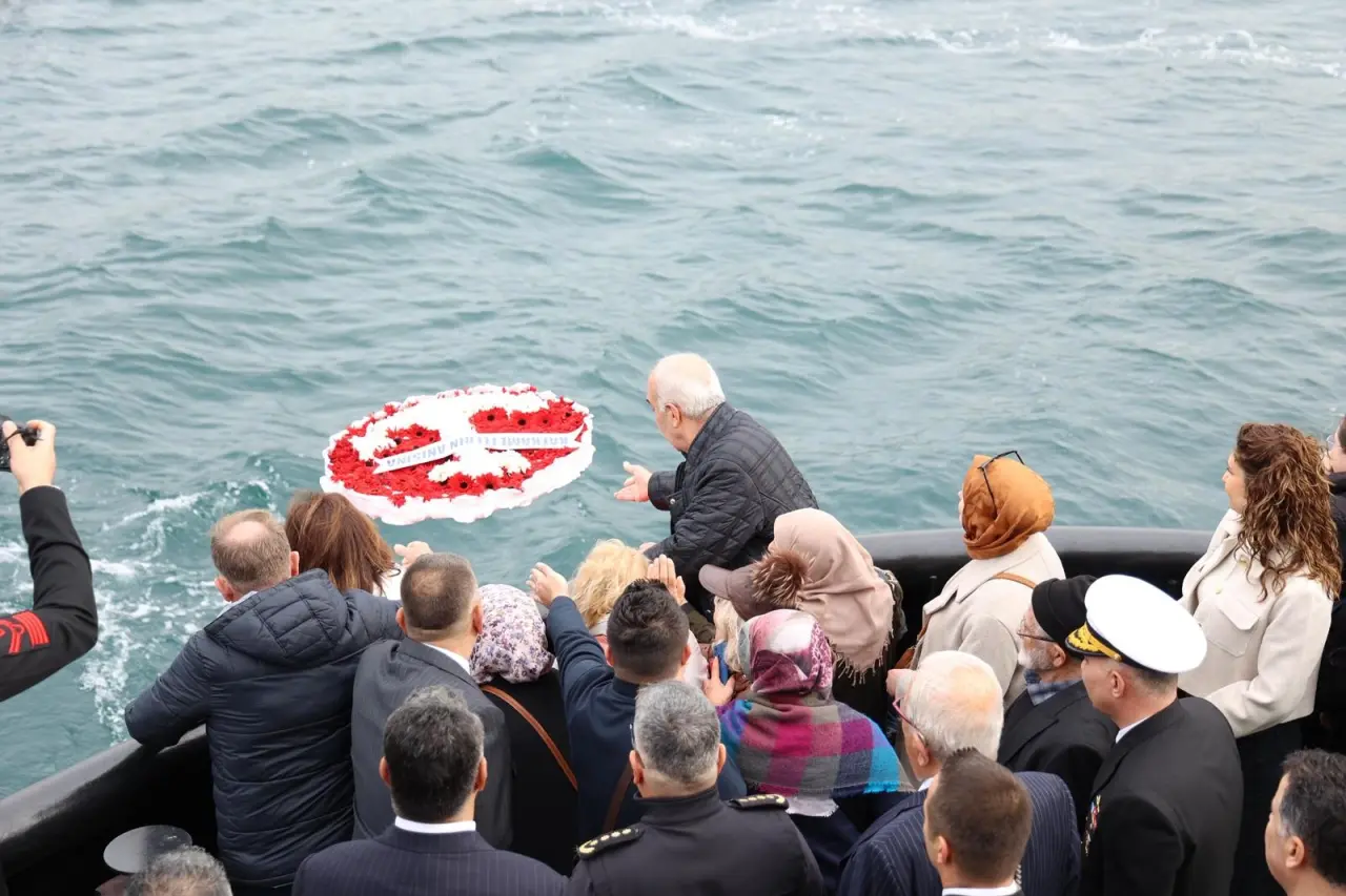 kalabalık ve yazı görseli olabilir