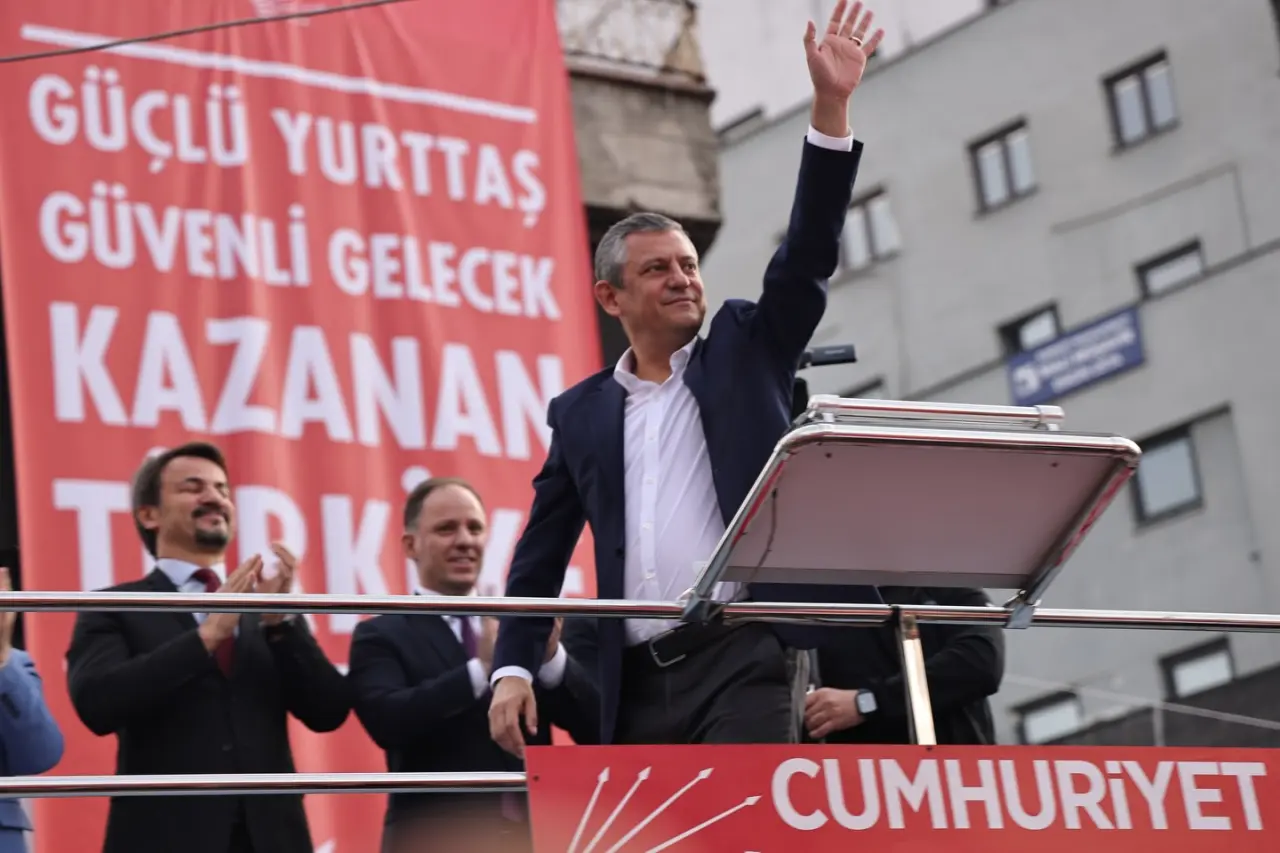 bir veya daha fazla kişi ve şunu diyen bir yazı 'II II GÜÇLÜ YURTTAŞ GÜVENLİ GELECEK KAZANAN TKeл CUMHURİYET' görseli olabilir