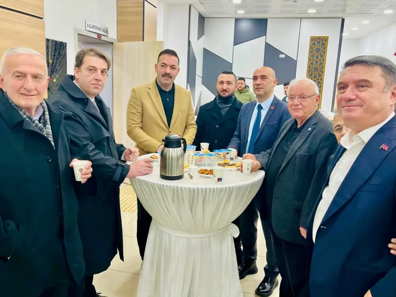 bir veya daha fazla kişi ve yazı görseli olabilir