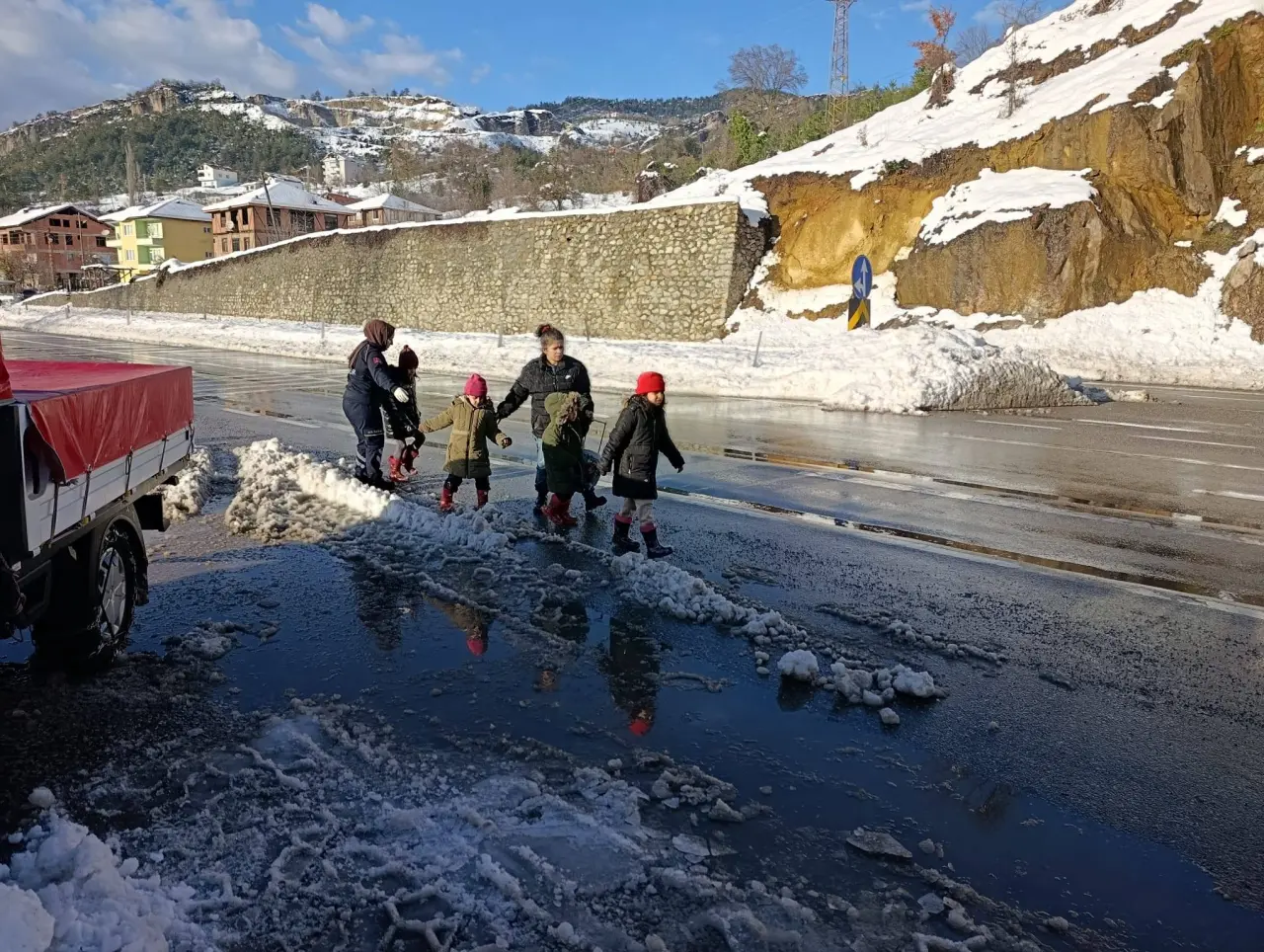 kar küreyici, kayak pisti, yol ve yazı görseli olabilir