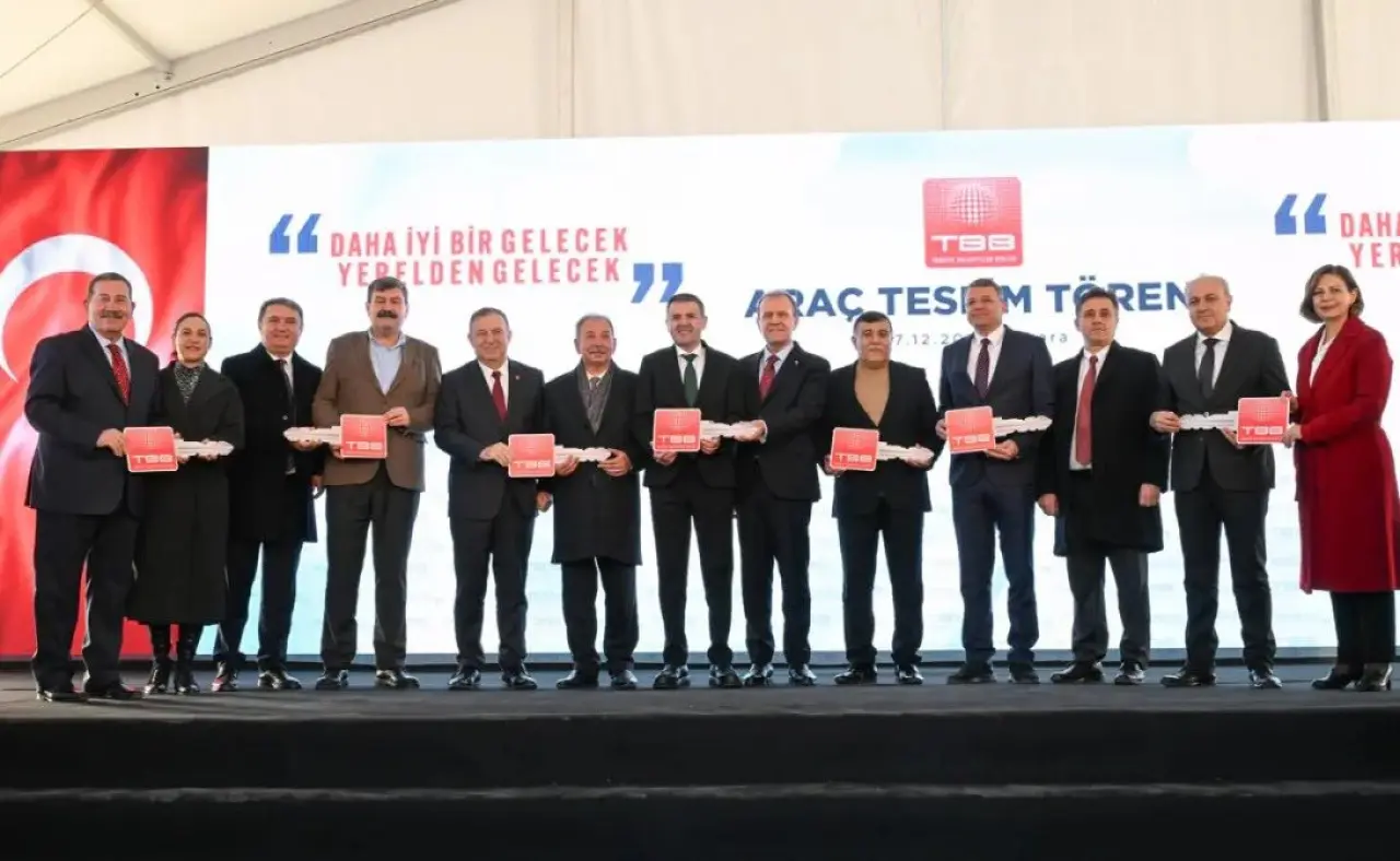 bir veya daha fazla kişi ve şunu diyen bir yazı '" "DAHA DAHA İYİ DAHAİYİBİRGELECEK BİR İRGELECEK YERELDENGELECEK YER YERELDE GELECEK TmG TBB - ARAÇ ACTESOMTÄREN TESIMT M MTÄREN AC 7.12 " "DAH DAH YE 420 TOD C' görseli olabilir