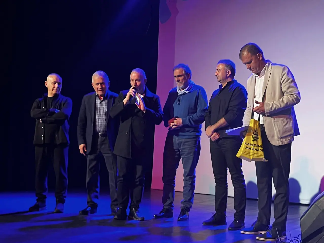 Fotoğraf açıklaması yok.