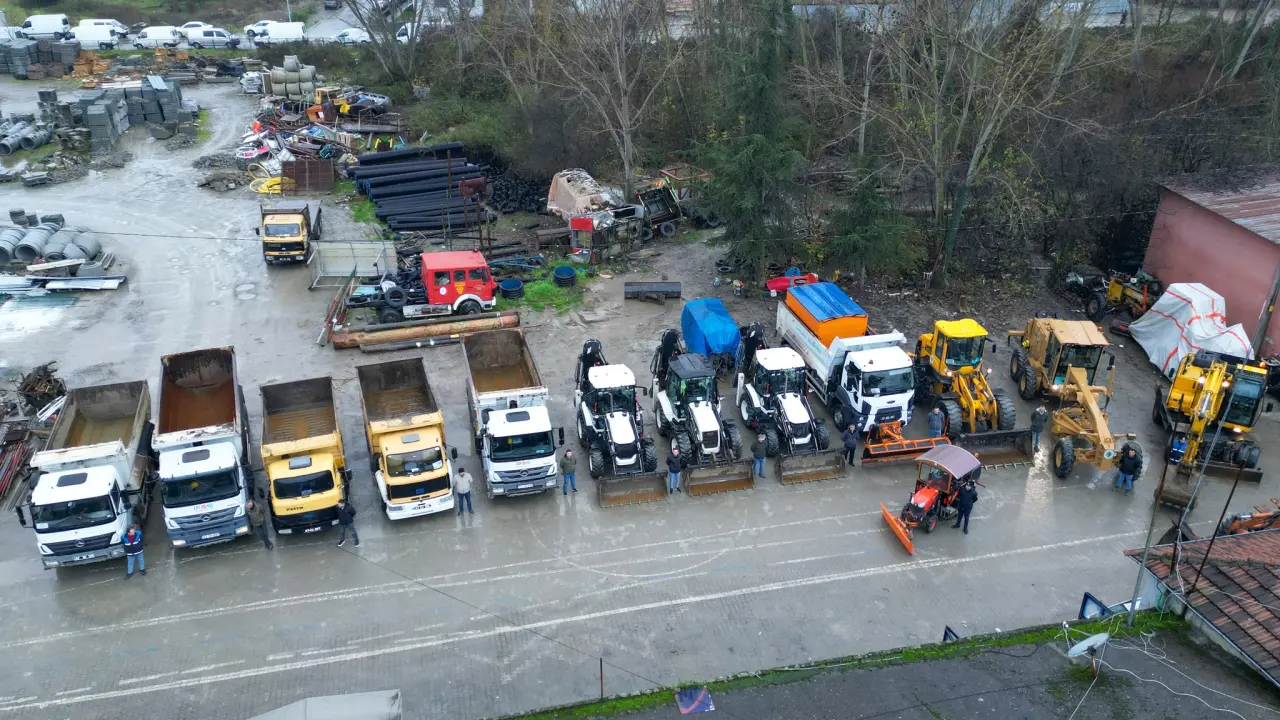 jeep, golf arabası, kar küreyici ve yazı görseli olabilir