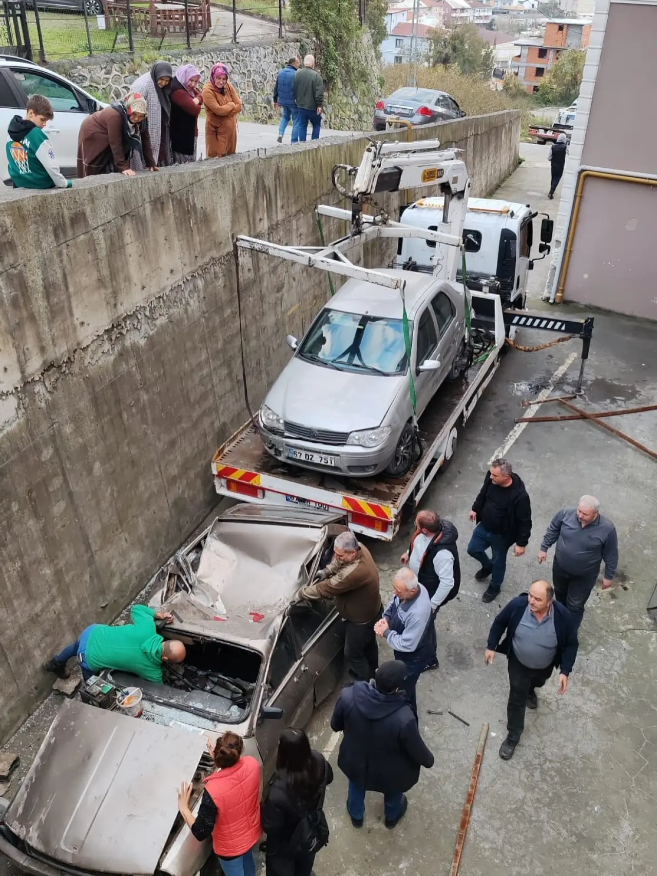 araba, ambulans ve yazı görseli olabilir