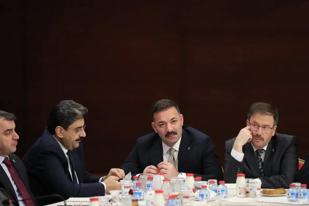 bir veya daha fazla kişi ve haber odası görseli olabilir